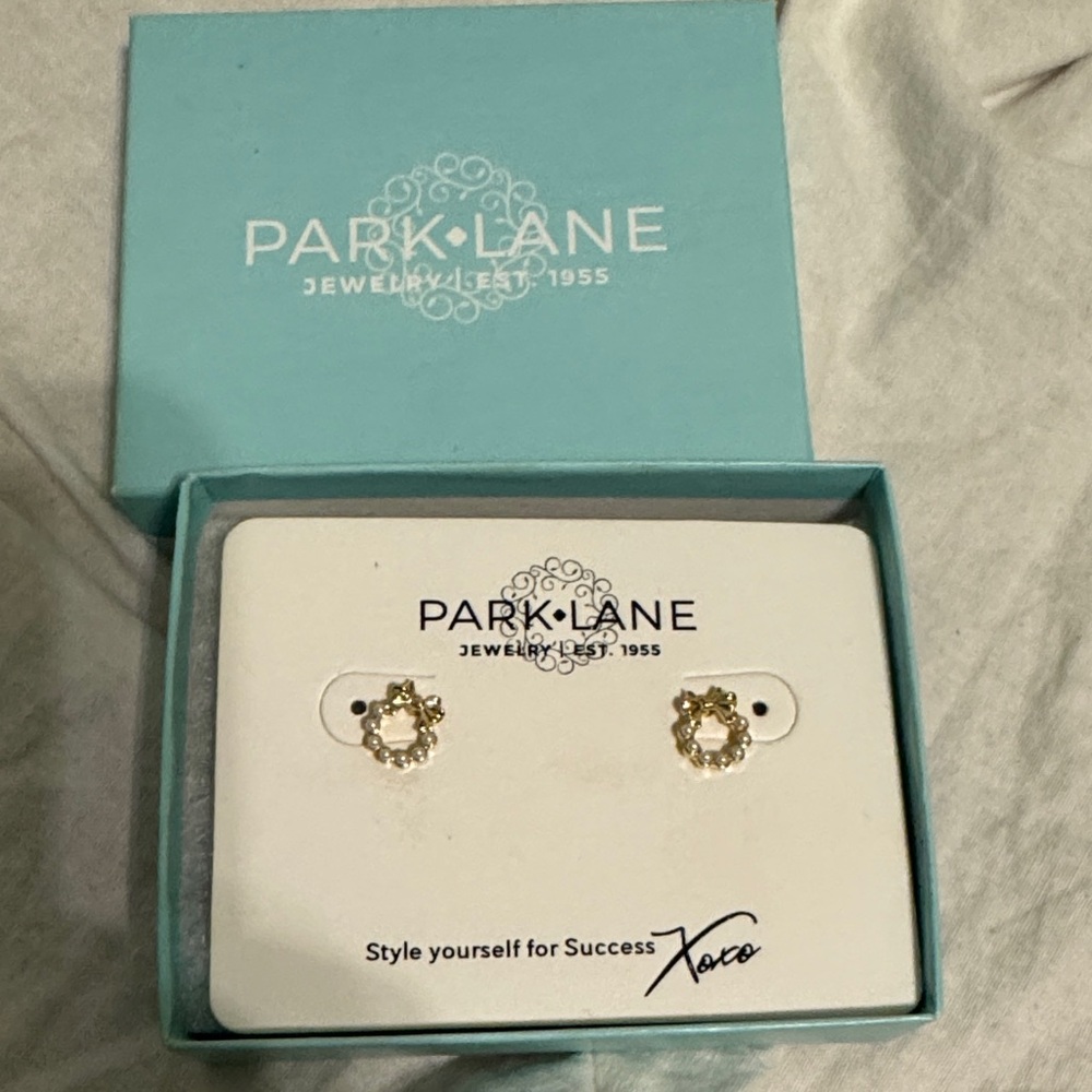 Park Lane Gold wreath with bow earrings